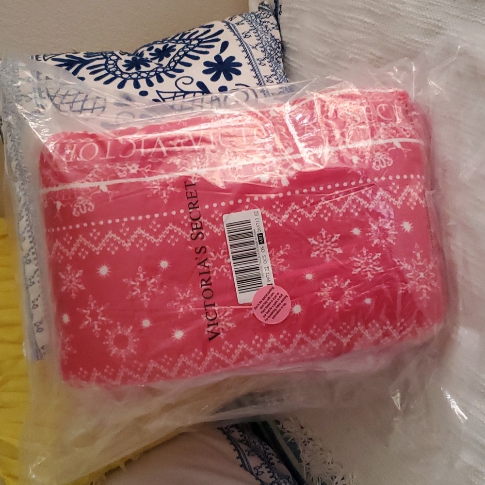 Victoria Secret Sherpa throw NWT Holiday Snowflakes NEW